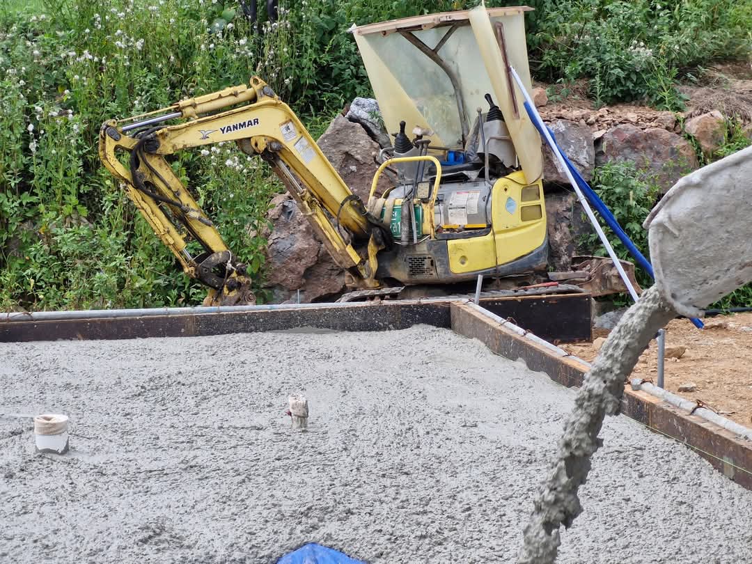 [정글의 법칙_2] 묻어버려

반면 세상에 옳은 것은 없다.
그것은 항상성이 없으므로 자체로 혼돈이다.

시간의 경과도 공간의 이동도 이 문제는 해결하지 못한다.
옳은 것이 그른 것이 되지 않을 뿐 아니라
그 역, 즉 그른 것이 옳은 것이 되지도 않는다.

단지 혼동과 다툼만이 존재할 뿐이다.