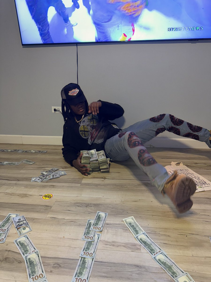 manemane4cglory's tweet photo. clout is a disease🦠 Internet, n*gga acting like police 👮♂️ real gangstas keep it in the streets n*ggas 🧻🧻😂 #RicherThenAllMyOpps that’s ah #100k ain’t tryna talk 😷 niggas can’t post ah #G I just posted ah #100gs 😂✌🏾 https://t.co/XvLcZ50Yv9