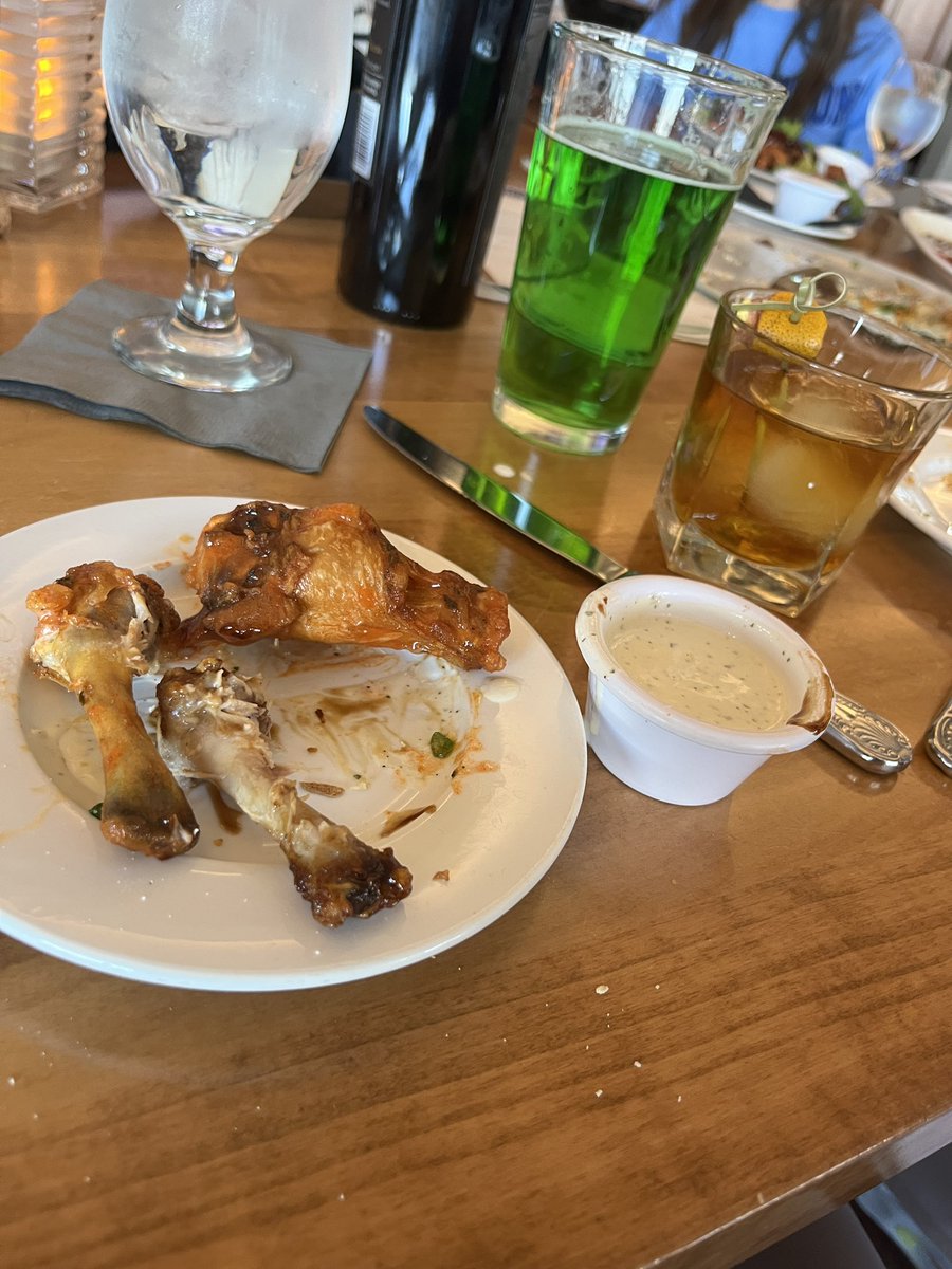 Flex_on_em_'s tweet photo. Green beer ✅
Old Fashioned ✅
Wings ✅
College basketball ✅
Only thing I’m missing is a broad on my lap.  #livinthelife #generationalrun https://t.co/KCqKUndij0