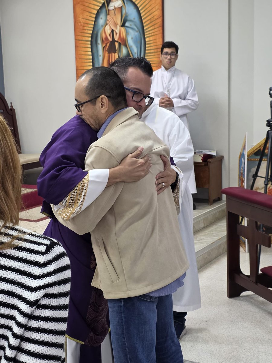 PadreOLugo's tweet photo. 🙏🏽 | Hace una semana y media diagnosticaron a nuestro amigo y hermano, Alex Delgado, con #cáncer. Hoy, rodeado de sus familiares y amigos, entre ellos Ferdinand Pérez, Gilberto Santa Rosa, Bizcocho, y “el resto del caucus”, le administramos el sacramento de la unción de enfermos en la Misa de las 4:30pm. 

Dentro de un momento de impacto y dolor, el Señor Jesús nos consuela con sus promesas y su presencia. ¡A darlo todo en este proceso! No será fácil, pero Dios caminará contigo y nosotros también. No estás solo. 

¡Venceremos! La esperanza no defrauda.

#Amigos #Oración #Paz
