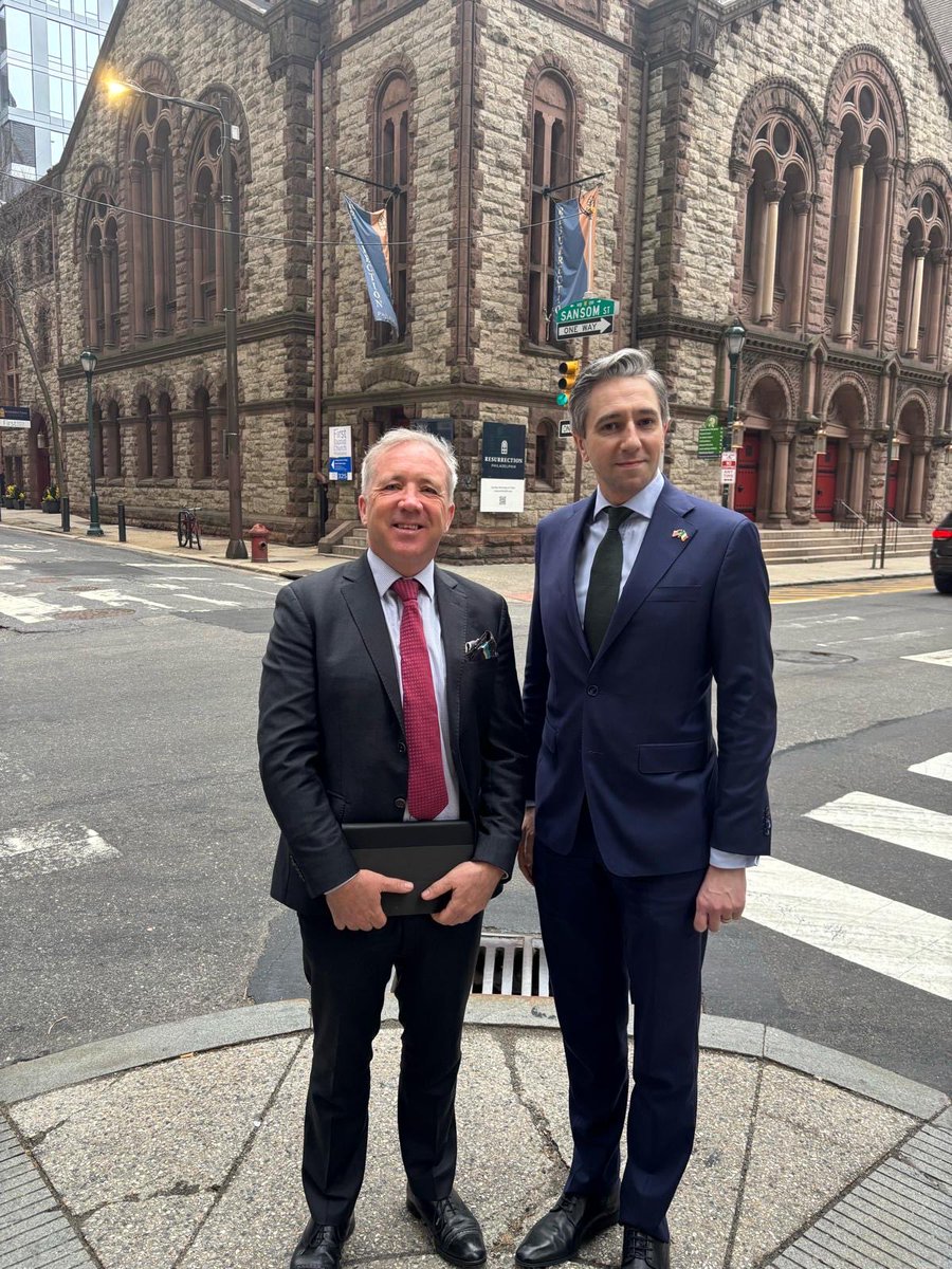 JohnEdwardLee's tweet image. 🇺🇸From the City of Brotherly Love ⁦@SimonHarrisTD⁩ tells ⁦@IrishMailSunday⁩ that a ⁦@DonaldTrump⁩ State visit and address to Joint Houses of the Oireachtas would be ‘mutually beneficial’ #brotherlylove #stpatricksday