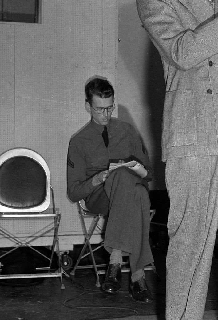 l1ttl3p1gb0y's tweet image. sigh i wish he wore glasses more often :(