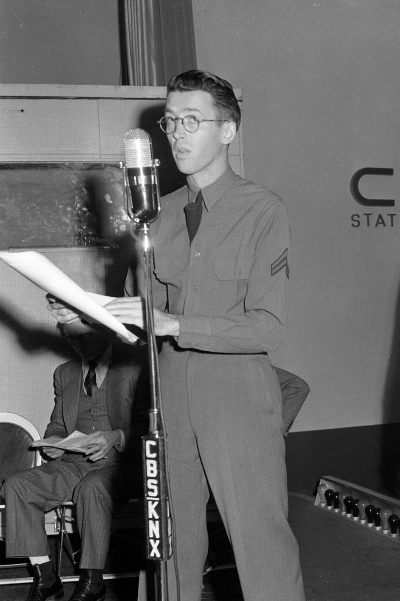 l1ttl3p1gb0y's tweet image. sigh i wish he wore glasses more often :(