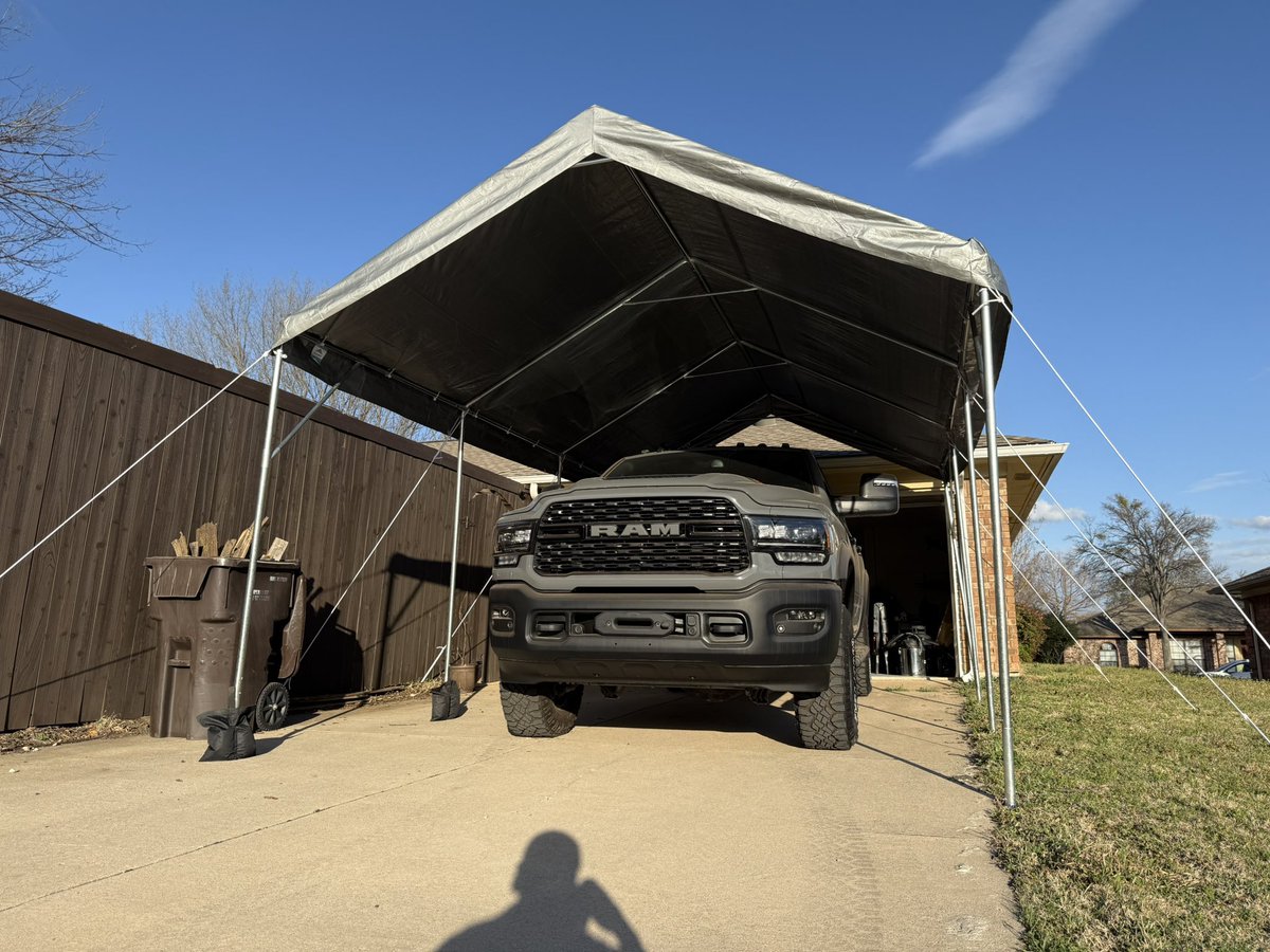 HideGraphy's tweet image. ようやくportable garage建て終わったけど、こんな大変だとは思わなかった。。風強いよ、昨日、今日のテキサス。
このトラック、高さも長さも今のgarageに入らないけど、雹だけは避けたいということで、急遽配備しました〜風で飛ばされなきゃいいけど