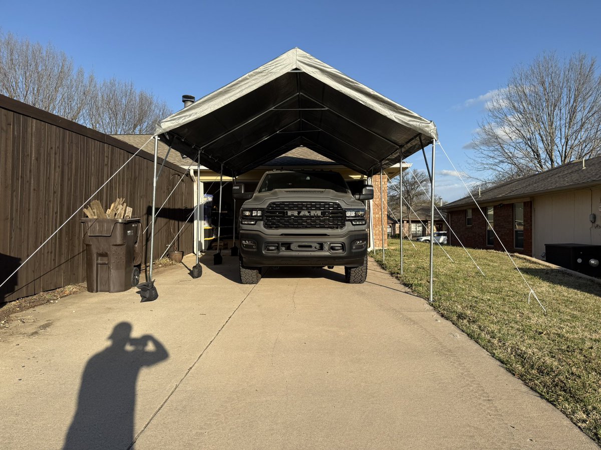 HideGraphy's tweet image. ようやくportable garage建て終わったけど、こんな大変だとは思わなかった。。風強いよ、昨日、今日のテキサス。
このトラック、高さも長さも今のgarageに入らないけど、雹だけは避けたいということで、急遽配備しました〜風で飛ばされなきゃいいけど