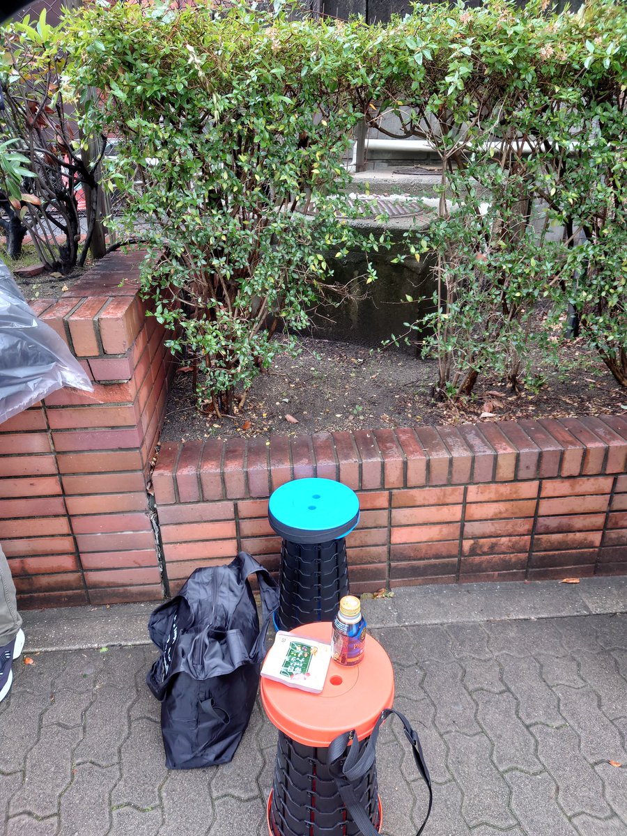 SHIROFUMI2's tweet photo. ｲﾅｻﾗ神戸2日目
昨日とほぼ同じ位置でｸﾞｯｽﾞ販売待ち
今日は更に防寒対策して寒さをしのいでます
#inabasalastour2025nevergoodbyeonlyhello
#神戸ﾜｰﾙﾄﾞ記念ﾎｰﾙ
#上下インナーで防寒対策
#上下の雨対策 https://t.co/4to5Nd9QAz