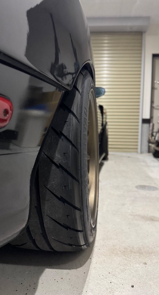 シバタイヤ インストールしました！

・リヤ        R23 265/35R18 TW280
・フロントR23 245/35R18 TW280

フロントは245がスペーサーなしでギリギリ干渉せず収まりました💦

zero8さんありがとうございました！