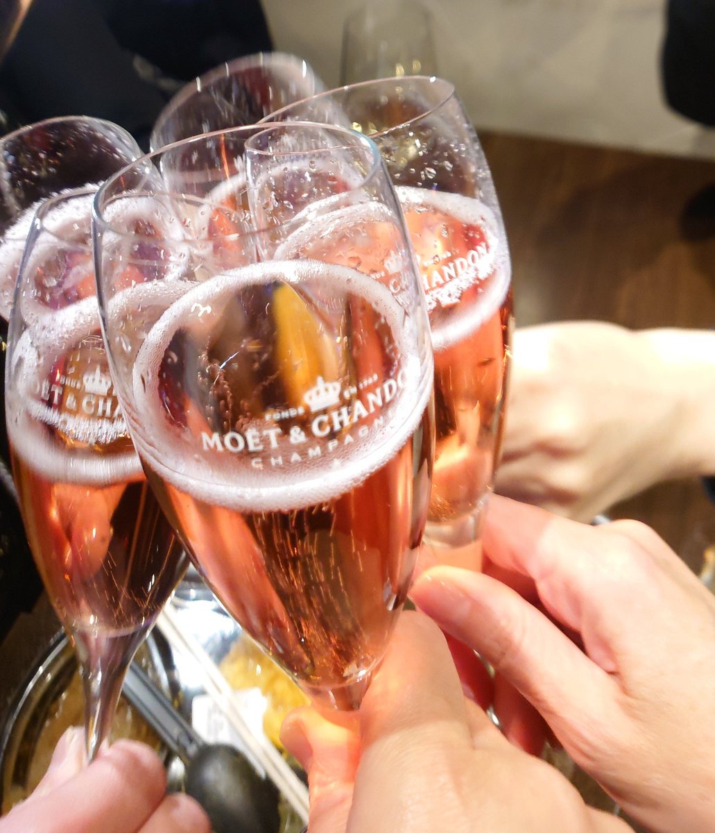 masu006028's tweet photo. お祝いのシャンパンは格別🥂
青から正体へ
#BABELBAR のポスターたちは、彼らのすべてを見てきたんだな~と、しみじみ🥹
#BABELLABEL ㊗️15周年
歩みをとめず挑戦する背中を応援してます
#映画正体
#横浜流星
#藤井道人 監督
諦めなかったふたりの原点 #青の帰り道 https://t.co/3AjNahCjfh