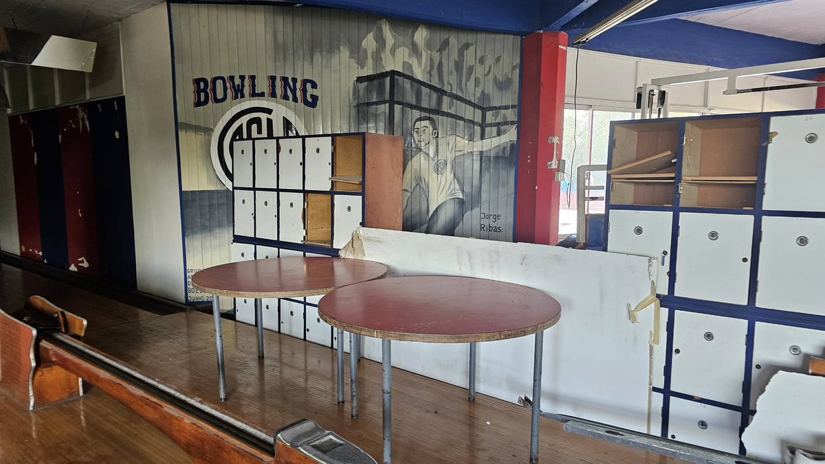 AzulgranaBasket's tweet photo. Este es el Bowling de San Lorenzo lo usan de deposito y los jugadores tienen que alquilar en otro lado por que echaror al parapalos así esta todo el club manejado por ineptos pobre SAN LORENZO

Alberto Baldassare (facebook )

@Lgoro 
@Martincigna 
@MateoSagardoy 
@Porcuervos 
@Uriel_Barros 
@AndresTerzano 
@SoleBoufflet 
@DanteGutierrezM