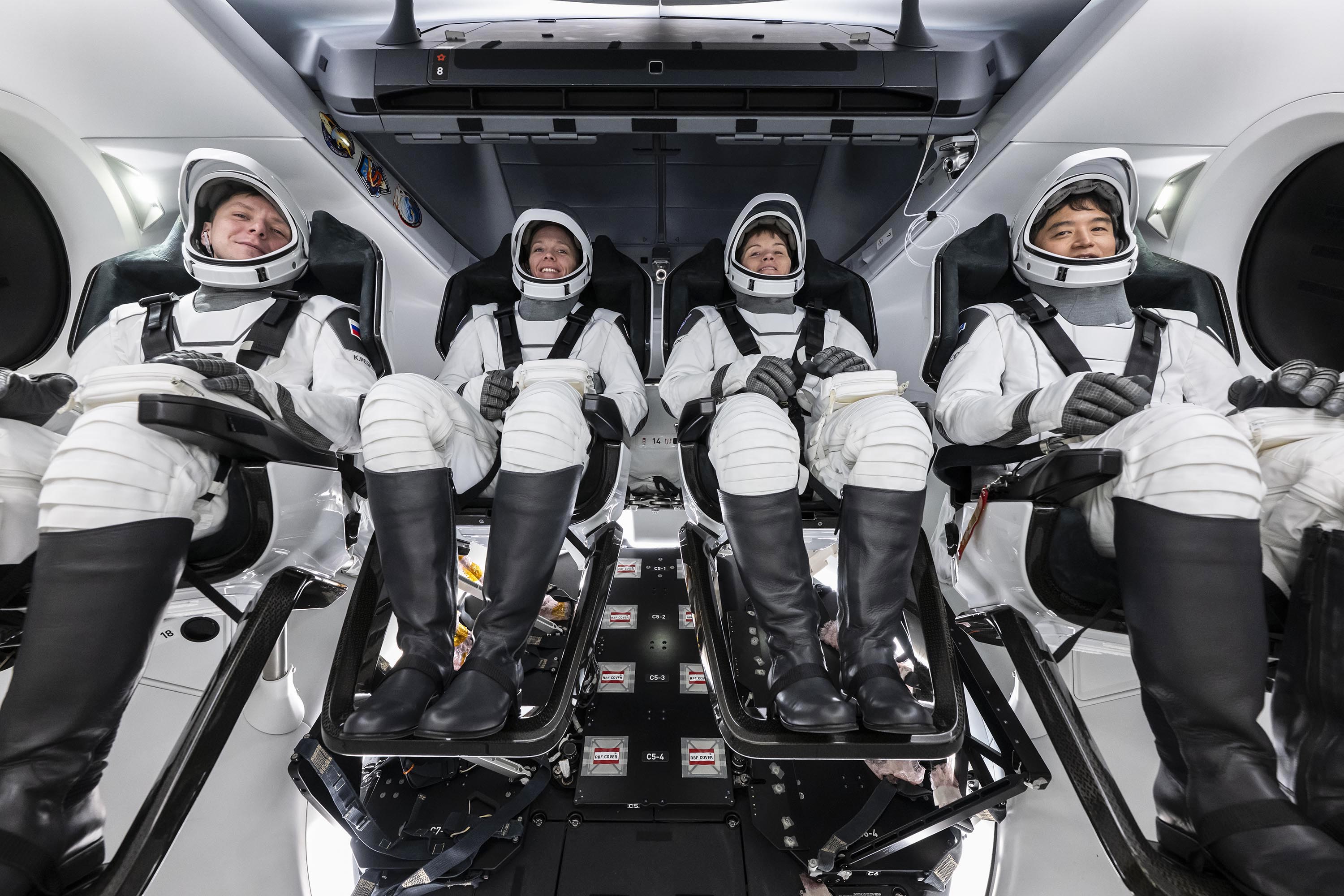 Экипаж миссии SpaceX Crebe-10 в НАСА на Международную космическую станцию ​​представляет для фотографии во время их теста на интерфейс экипажа в Космическом центре Кеннеди в НАСА во Флориде. Целью обучения является репетиция в день запуска и внимательно взглянуть на космический корабль, который приведет их на международную космическую станцию. Кредит: SpaceX