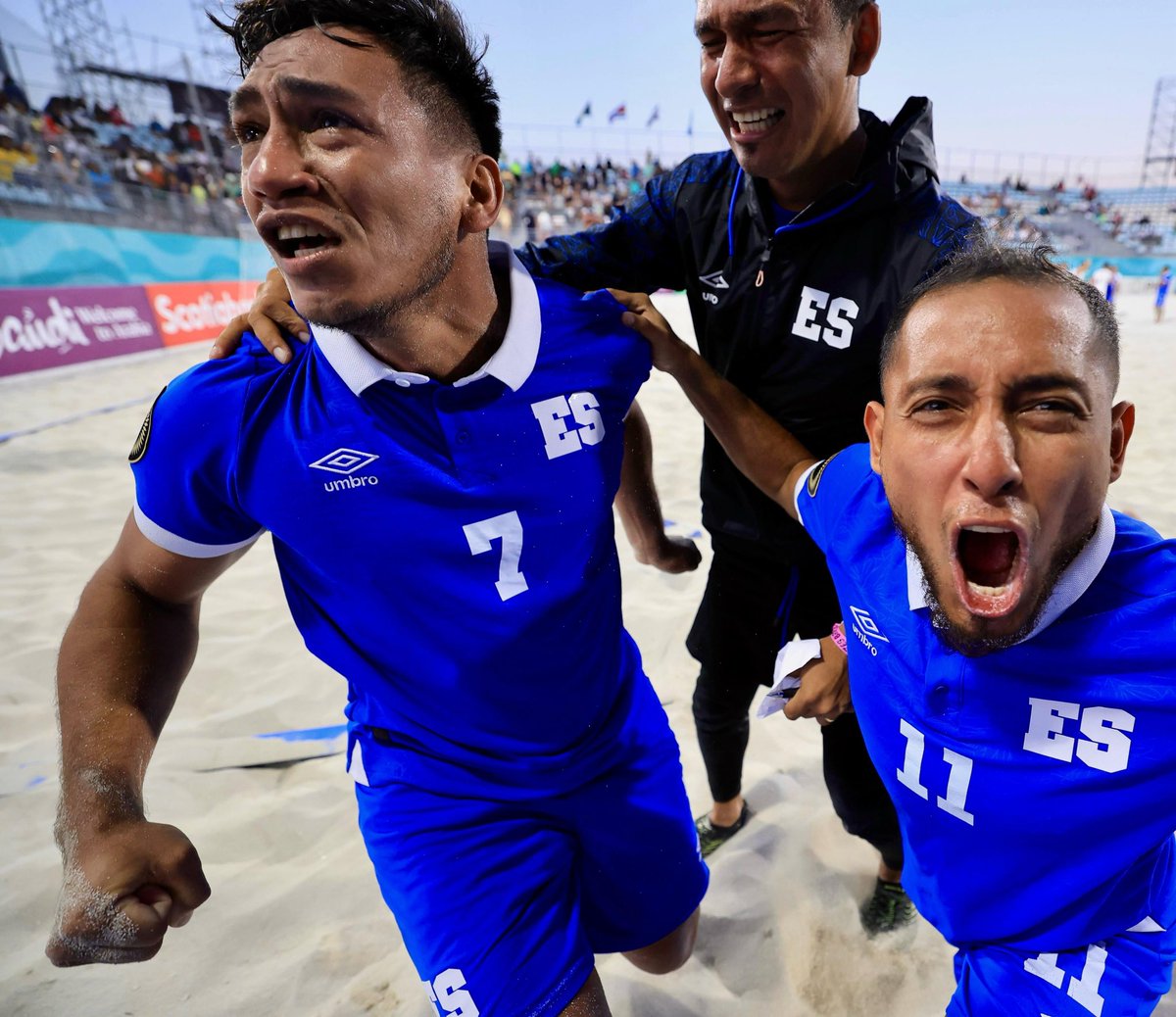 juegodirectofc's tweet photo. ¡NOS VAMOS AL MUNDIAAAAAAL! 🇸🇻😭

📸 @indeselsalvador https://t.co/2dFDLk3CVO