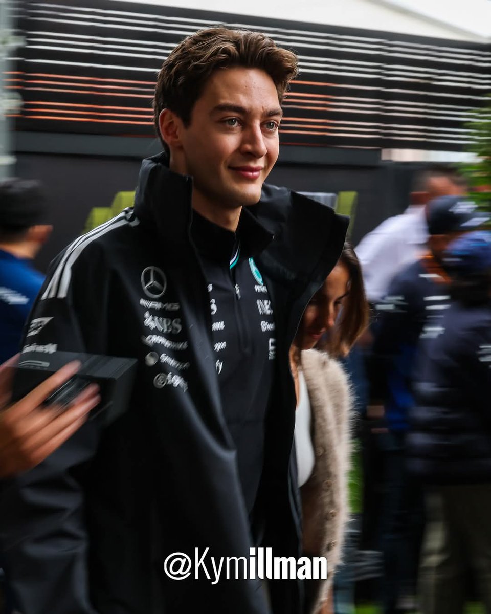 KymIllman's tweet image. GEORGE AT PACE
George Russell paved his his way through the paddock with his girlfriend Carmen alongside, obliging punters who kept pace with selfies. He starts P4, with a great opportunity to score a podium here in Melbourne.
#f1 #formula1 #formel1 #AUSGP #f1news #f1content…