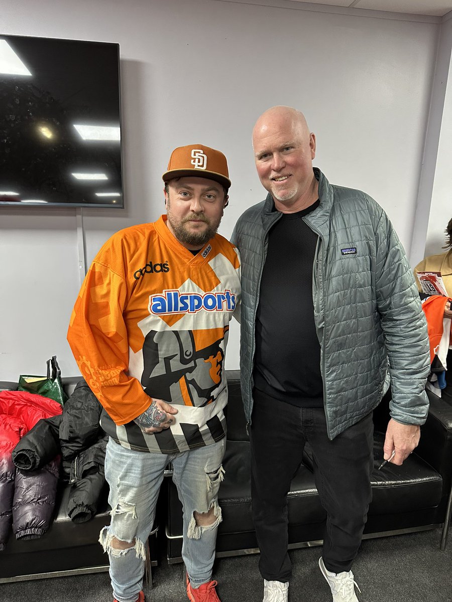 B_Dog91's tweet photo. Tonight got to meet the legend that is Scott Allison @Ally1927. Top bloke. Even managed to get one of his original jerseys from my collection signed ❤️ https://t.co/nrYQggbLBm