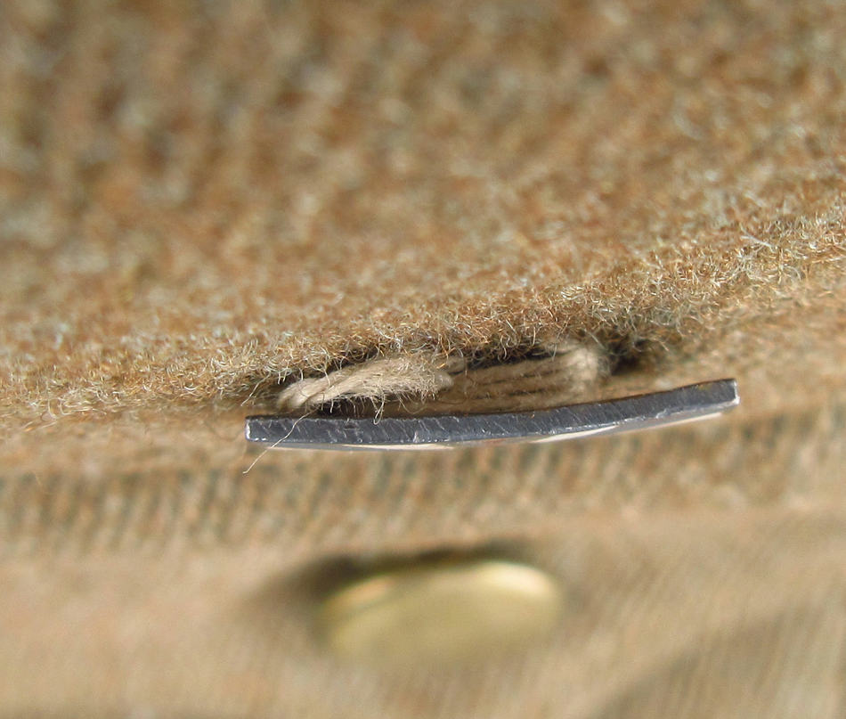 日本陸軍の九八式将校軍衣になります。
右胸部に旭日旗デザインの部隊章が縫い付けられいます。
初付品です。
支那事変において、各部隊はそれぞれ独自の部隊章を付けているのを散見されますが、
そのまま初付という形にて残っているのは珍しいです。
この部隊章はどの部隊かまでは分かりません。