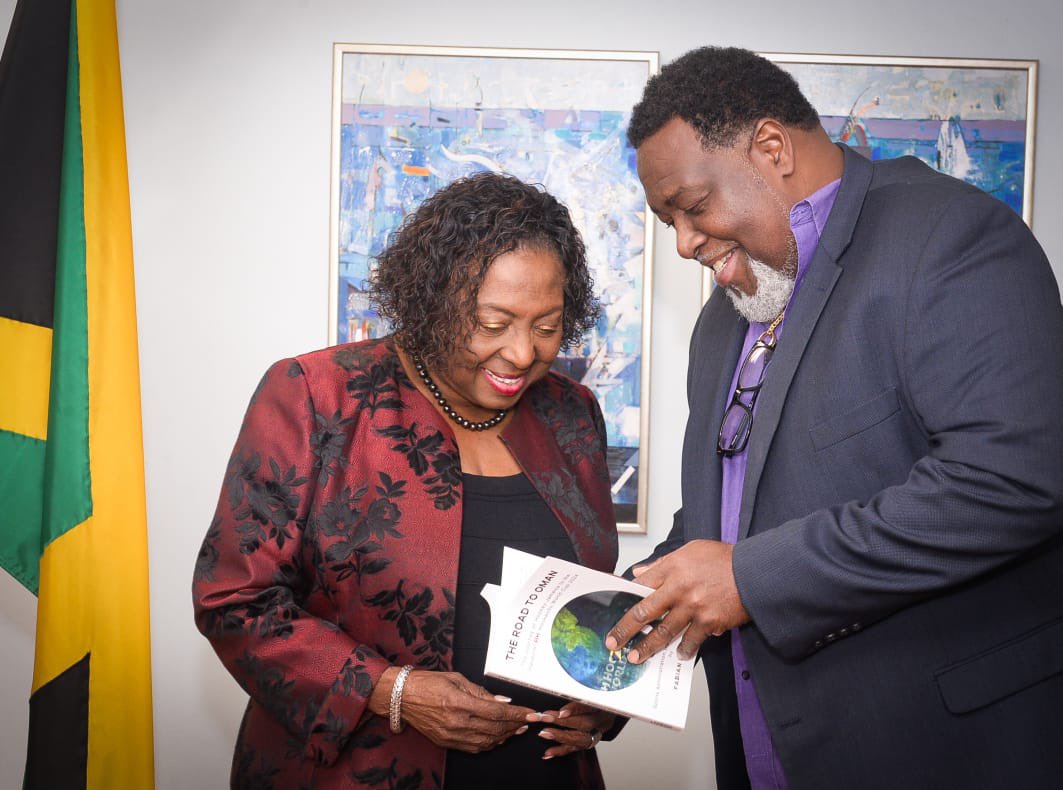 Babsy_grange's tweet photo. I was presented with a copy of the book, 'The Road to Oman' by its author, Fabian Stewart.

'The Road to Oman' provides information on the journey of the Jamaica Hockey Federation with references to the support that I have given to the sport of hockey. https://t.co/JnTMLZbMU3