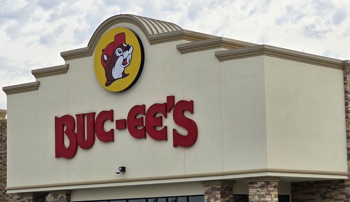 VainInvyu's tweet photo. Heard about Buccees but didnt really  get what all the hype was about, its just a gas station right? Well, I get it now, Giant beaver, endless jerky, cleanest bathrooms ever, so many yummy food items! Needless to say... I'm a fan now lol https://t.co/tDNaUsWyeb
