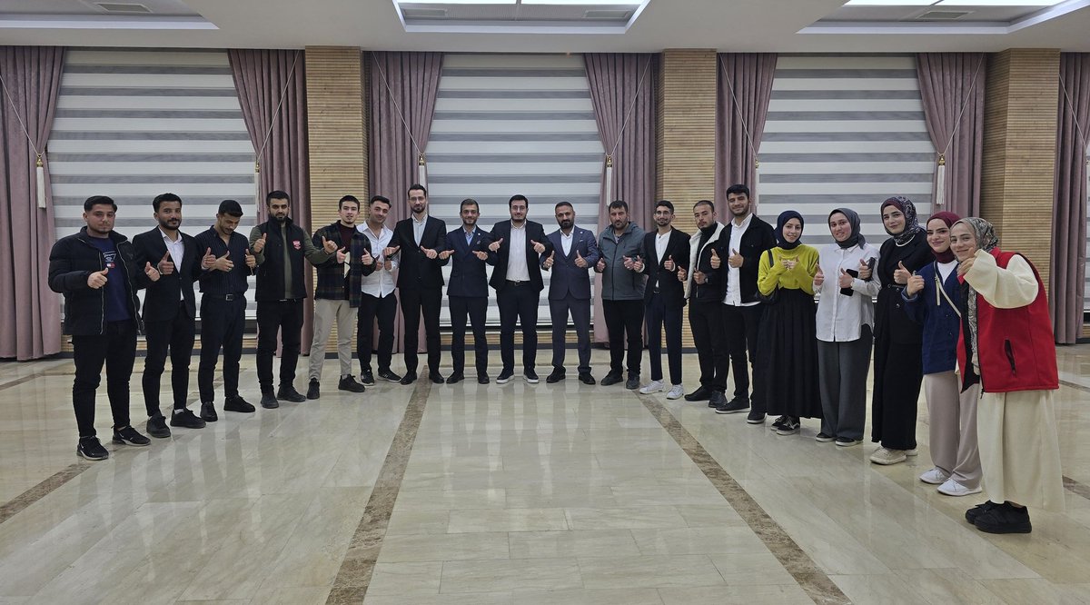 BerkanIslamogl's tweet photo. Akabinde Gençlik Buluşmasını gerçekleştirdik. Şırnak'ta okuyan arkadaşlarımızla hasbihal edip üniversite çalışmaları hakkında istişare ettik ve geceyi haftalık yönetim toplantısını da yaparak Şırnak'ta güzel çalışmalar yapmak için söz vererek kapattık.

#KampüslerBizeEmanet https://t.co/Ka7RxgI4TO