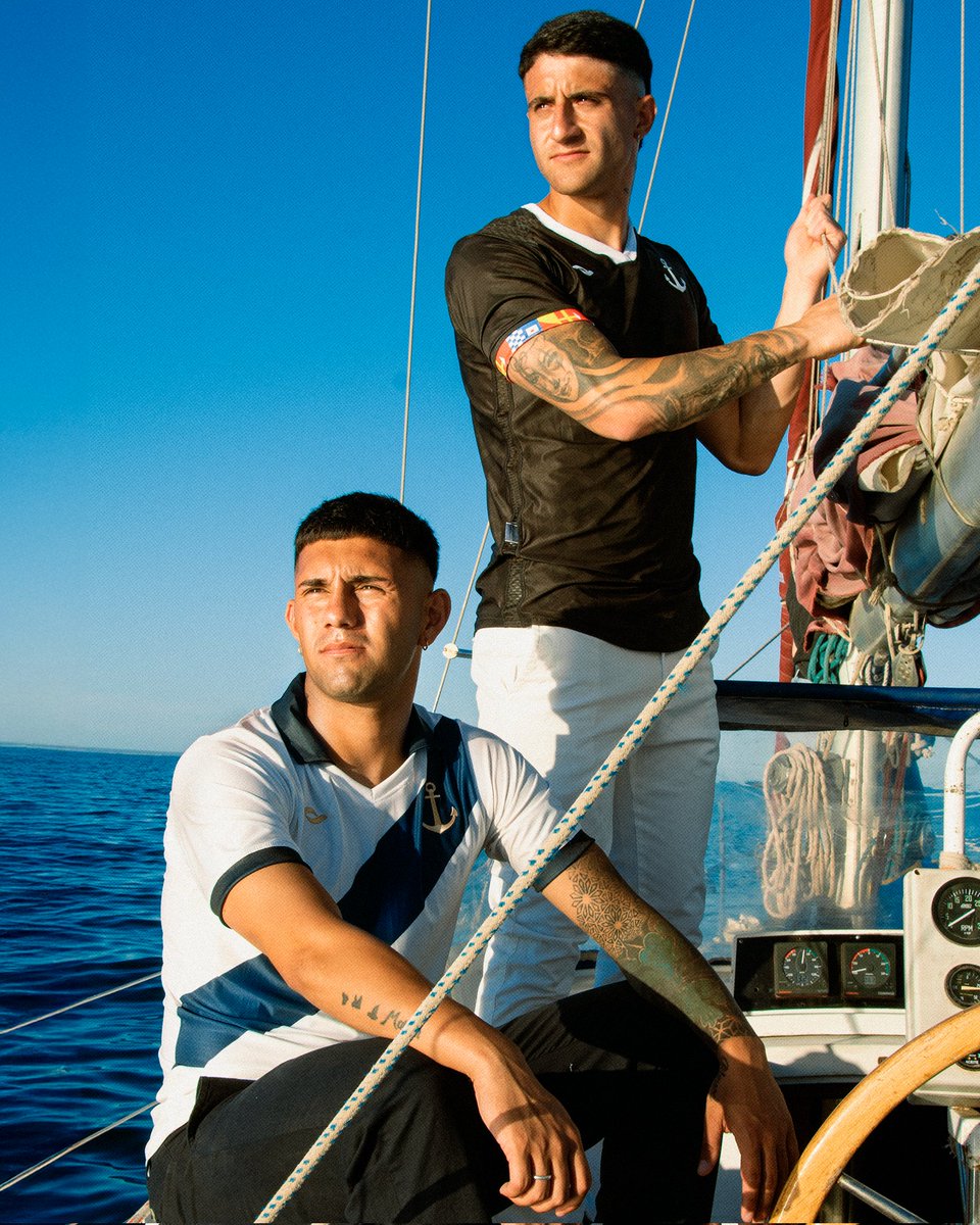 Presentamos la nueva camiseta titular y dos modelos de arquero, diseñada para conmemorar los 80 años del club 💙⚓️. 
Tomando como base la camiseta original de 1945, hemos rendido homenaje a los orígenes del club con una interpretación moderna y sofisticada. 
 #GuillermoBrown