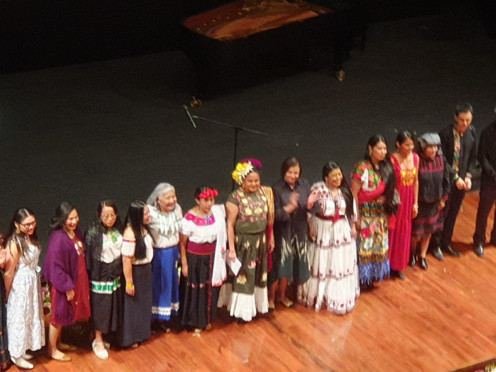 rositadetenango's tweet photo. Fue un honor coincidir en el Recital de Poesía de Lenguas Originarias, realizado por primera vez en #BellasArtes. Pude saludar a las talentosas Nadia López García @tejiendoapp y Celerina Patricia Sánchez. 
Actividades que inspiran  para un mejor país.
#Poesía https://t.co/jlFlWxthN8