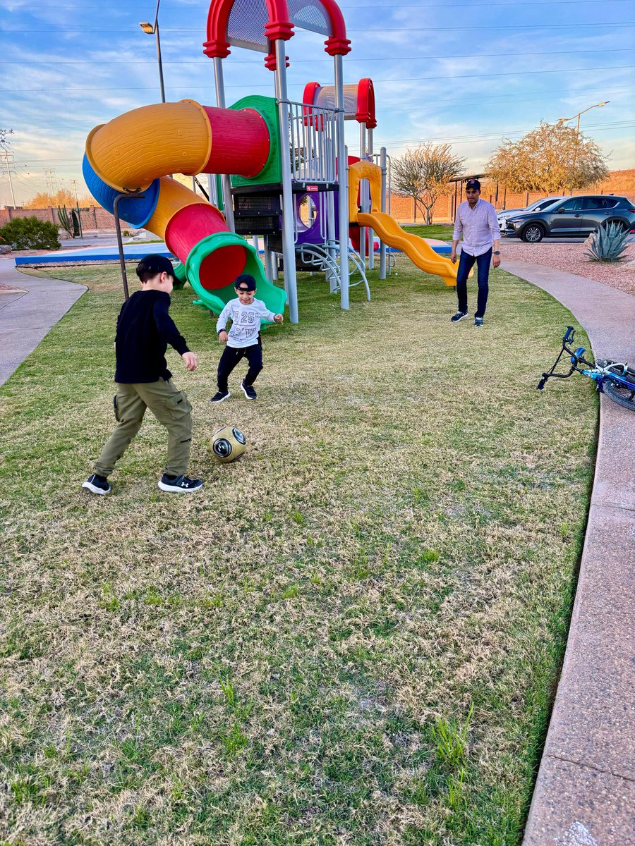 FroylanGamezG's tweet photo. El bienestar de nuestras hijas e hijos comienza con el ejemplo. 

Hagamos de la activación física un hábito en casa, promoviendo una vida saludable y activa cada día. 🏃⚽️ https://t.co/i7w3f1LDIk