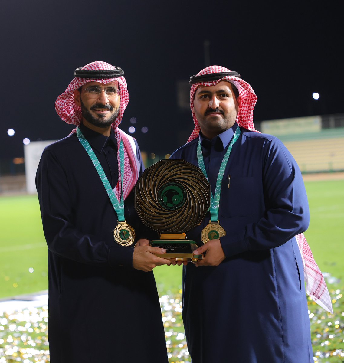 ختـامية .. ختـامها مِسك😍

اووووه من قـدنا ما دام سلمان ريّس لنـا💜

كــل الــمُـدرج يـحـبــك .. يبــو داحـــم💜