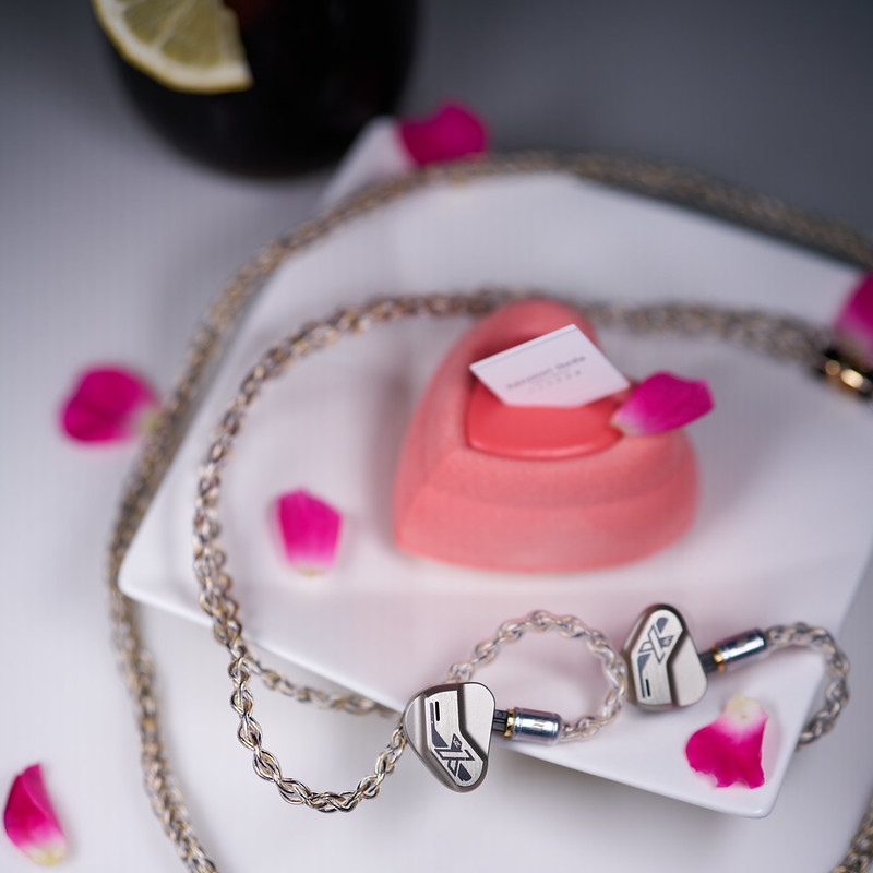 kuniakikunda's tweet image. Bonjour😊

今朝は【SW32】GraffiasとVE10👑

これも大好きな組み合わせ💗低域のスピード感、キレキレのカッティング、中高域の明瞭さ…高解像度の音の粒子が繊細で煌びやかな波となって心を揺さぶる🌏

セール中🥳

#SympathieWorks
#SW32
#Graffias
#VE10
#VisionEars

sympathieworks.officialblog.jp/archives/22997…