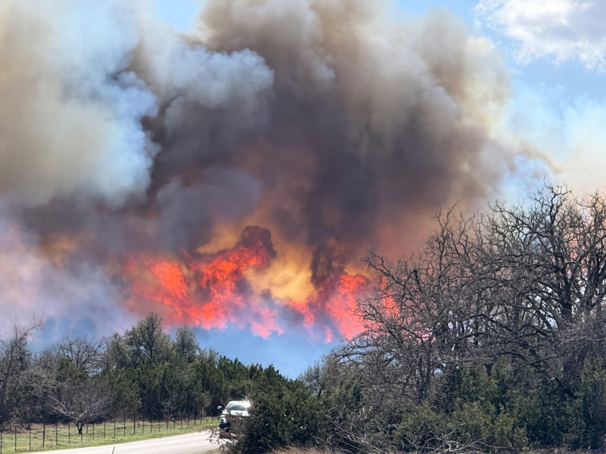 highimpactnews's tweet photo. 🚨#BREAKING: Crabapple Fire Near Fredericksburg, Texas, Surges from 400 to Over 8,600 Acres, Sparks Urgent Evacuations in Gillespie County, and Sends Smoke Plume Stretching Over 100 Miles Reaching Austin https://t.co/ncTja15bWX
