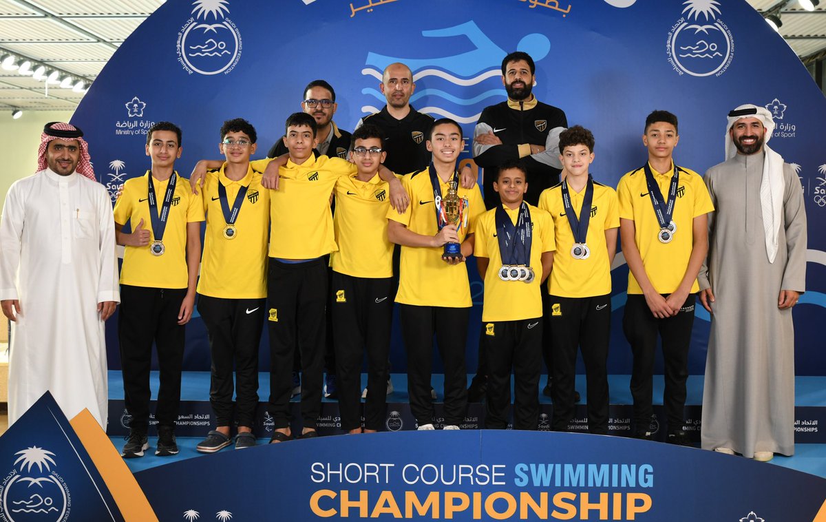 تتويــــــ🏊‍♂️ـــــــــج🏅🤩

تـوّج المدير التنفيذي للاتحاد د.زياد بن وليد أبو الحمائل ومدير فرع وزارة الرياضة بمنطقة عسير أ.فهد بن علي آل حنتوم، الفائزين في ختام منافسات بطولة السباحة للمجرى القصير 🏆👏