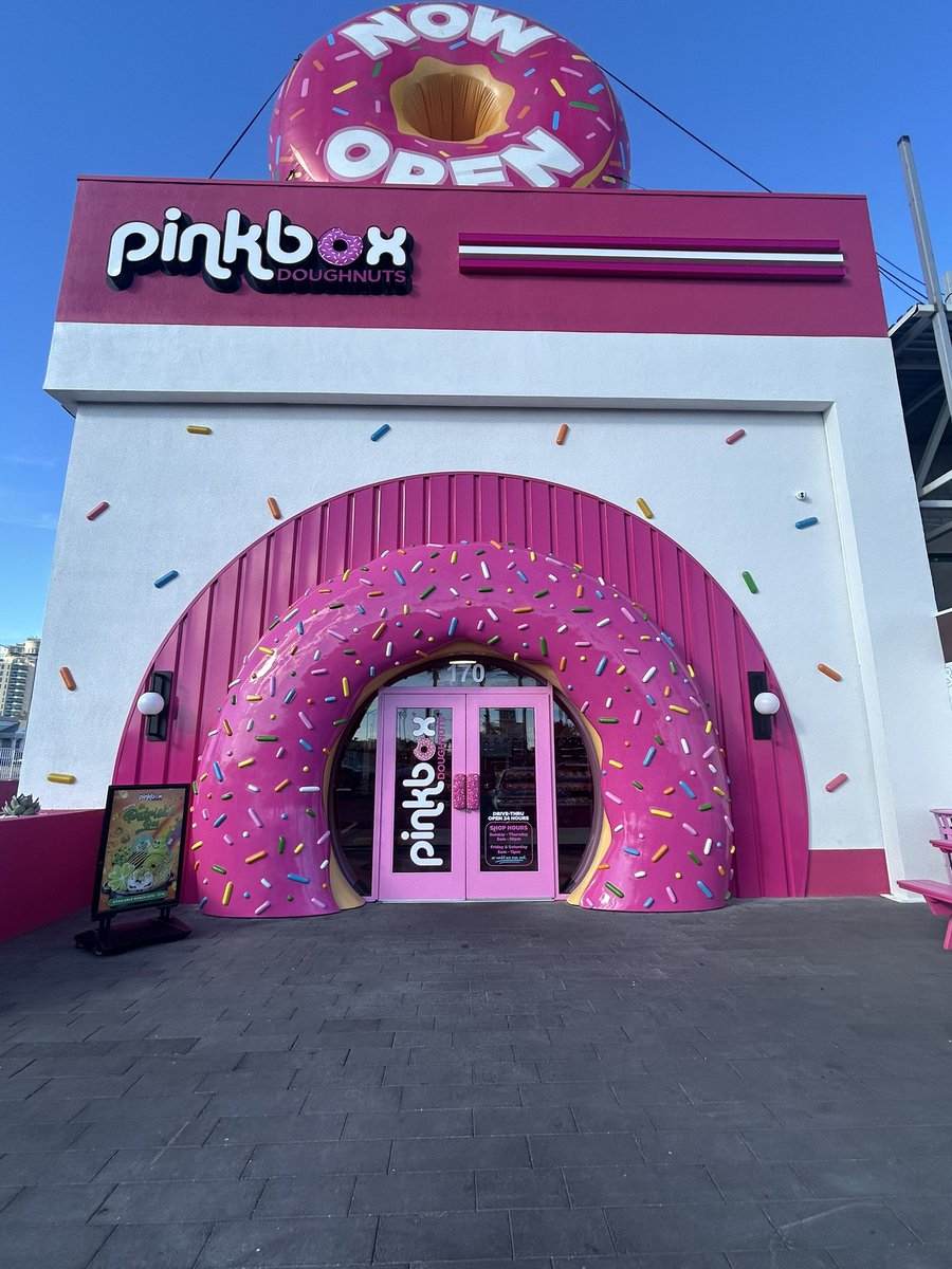 katdiva1's tweet image. #vegasbabay 🍩 #pinkbox🎀