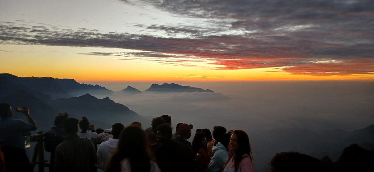 Experience the breathtaking beauty of Bose Peak Private Viewpoint! Witness stunning panoramic views, soak in the serenity of nature, and create unforgettable memories. Come and enjoy the magic of Kolukkumalai from a whole new perspective

#BosePeak #PrivateViewpoint #Kolukkumalai