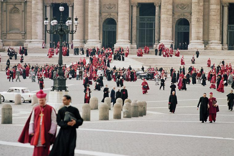 콘클라베의 미감이 마음에 드셨다면 바티칸을 배경으로 한 (비교적) 젊은 미국인 교황 (주드 로 분) 이야기를 다룬 HBO 드라마 <영 포프> 도 봐주시술.....