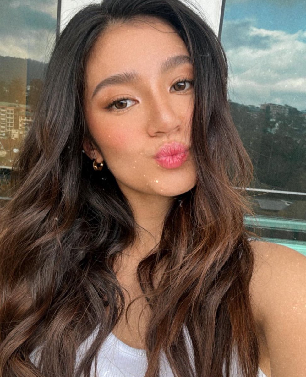 belindoll's tweet photo. it’s really over for everyone once she starts posting more selfies #bellemariano https://t.co/F1ieMlzdp8