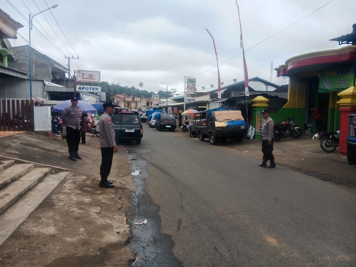 Patroli pengamanan saat hari pasaran wage di desa  Pule dalam bantu kelancaran arus lalin di depan pasar dan pantau situasi Kamtibmas implementasi Polri #hadirberbuatbermanfaat sebagai tujuan dalam #polripresisi