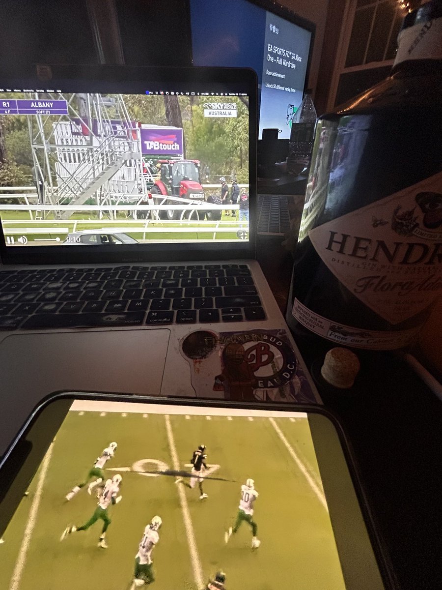 NotElonsDaddy's tweet image. australian horses
hendricks gin
gator
tavon austin highlights 

and people say a having a wife and kids is the most fulfilling  thing ever😂
#wetnose