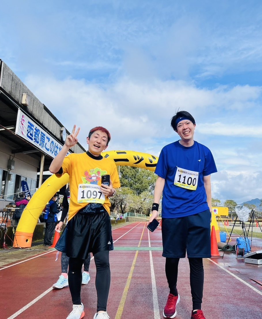 goburingame555's tweet photo. 初めての西都このはなマラソンでした。
5キロ地点まで1人でずっと喋り続けた山下君もゴールできてよかった。ランニングが習慣づいてマラソン最高です。禁煙とマラソンは身体にいいことしかないですわっ。
今週、チキンナンゴーのもくもくラジオでます。最終もきち。お疲れ様でした。 https://t.co/wgaWOS1yeF