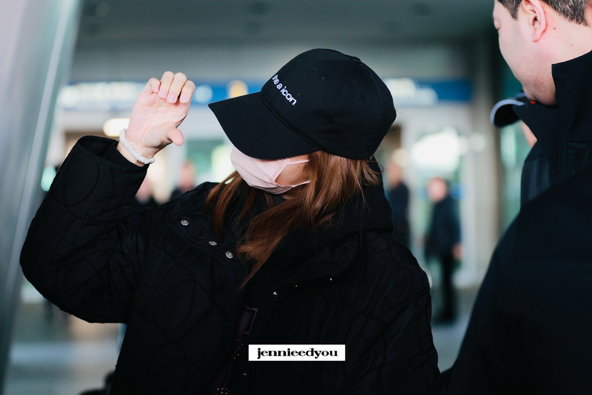 blackpinkbabo's tweet photo. LISA IS BACK IN KOREA 💛 https://t.co/aWKxDJmSMr