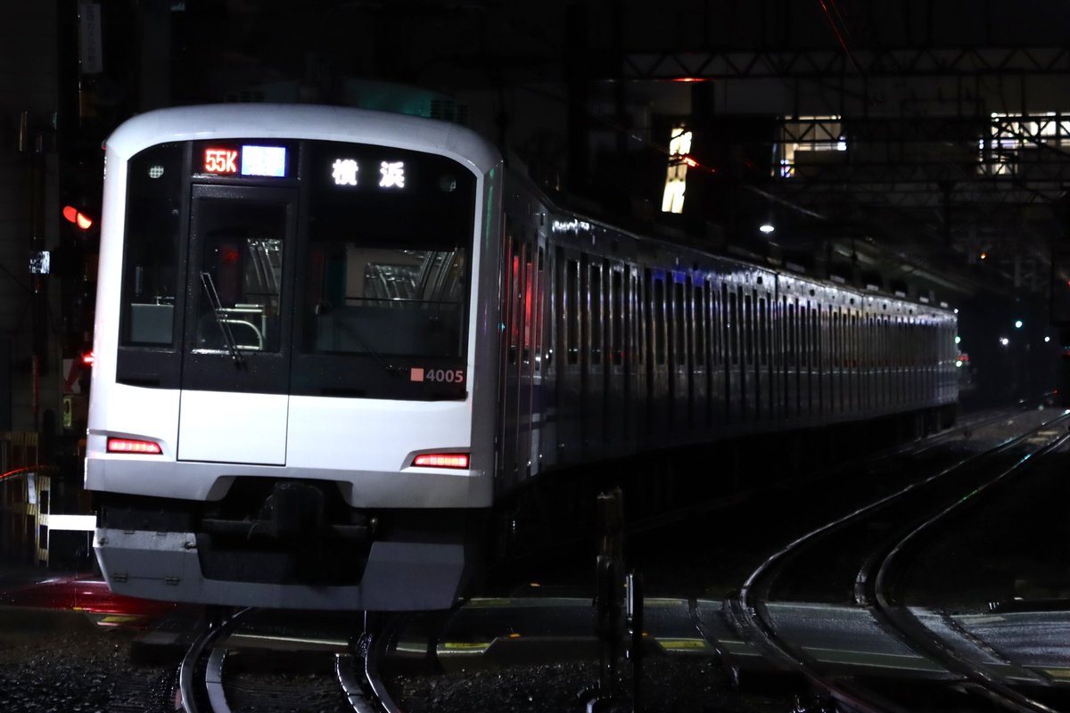 So_20106f's tweet photo. 昨日の改正で夜に新たに設定された、海老名始発の東横車の快速 横浜行に初日から新幹線ラッピングが充当されました。 https://t.co/Tz9eXS0Zcp