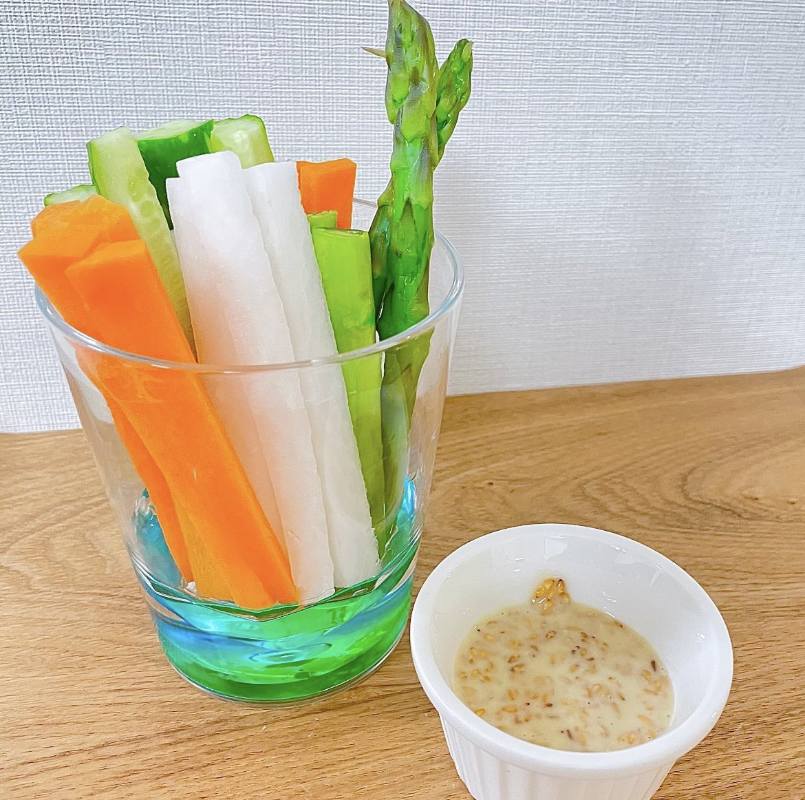 chocoha25's tweet photo. コンビニで売ってる野菜スティックのソースが美味しすぎるので自作してみたら大優勝。黄金比はマヨネーズ大さじ3,めんつゆ小さじ1,みそ小さじ1,ごま大さじ1。これあれば野菜って無限に食べれるんじゃない？って思える。 https://t.co/GYvh4CtX1o