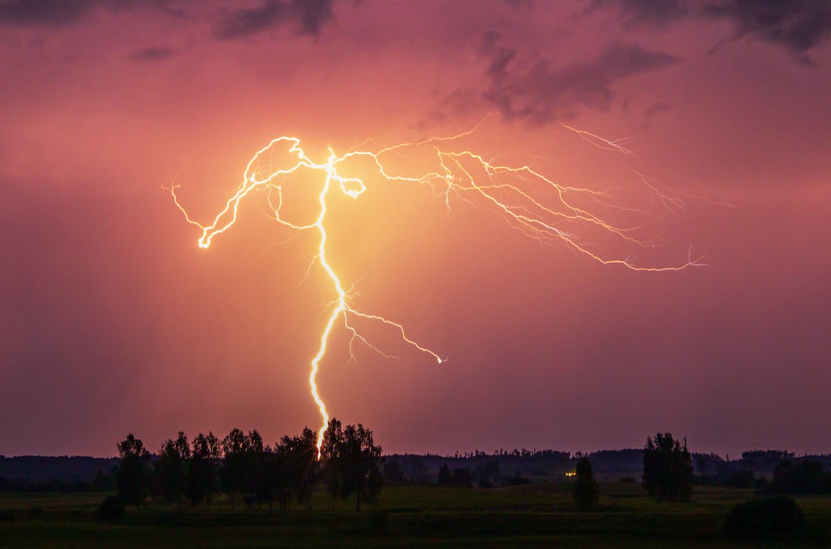 Indigenous startup Rainstick &amp; CSIRO are transforming farming by using electric frequencies inspired by traditional knowledge of lightning's effect on crops. Led by Maiawali man Darryl Lyons, they're helping farmers grow better—naturally. 🌩️

Learn more 👉🏾 bit.ly/4io2CUh