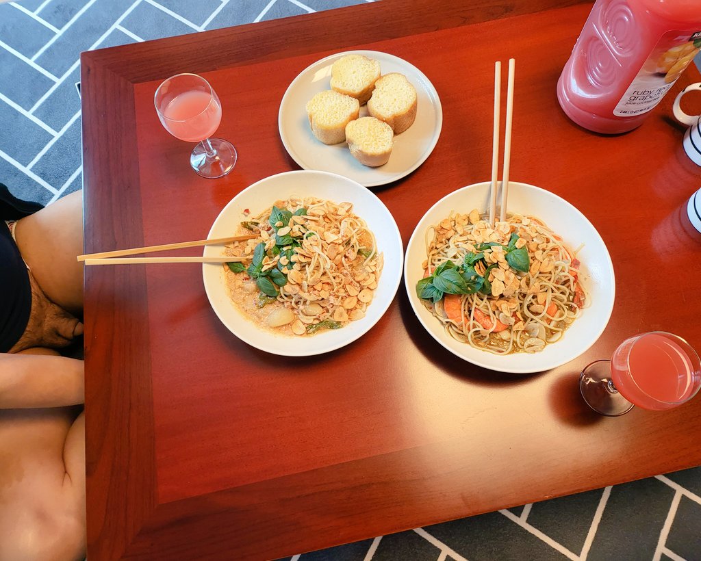 [하슬생활]
주말오전.
전날에 미리 파스타 만드는거 대충 교육받고, 오늘 아점용으로 시켜봤는데...
처음치고 괜찮음 ㅎ 잘먹었다~ 내 강아지~ ㅎ
밥도 먹었고 일요일이니 오늘 아무것도 안하고 그냥 강아지랑 같이 쉬기만 해도 좋음. ㅎ