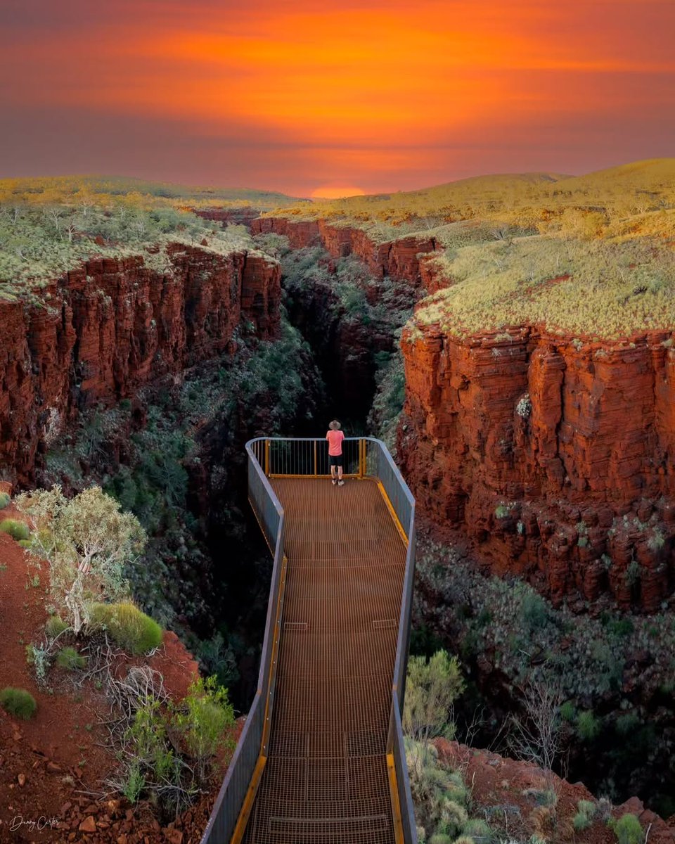 Step right up, Karijini’s epic landscapes are calling 🌄✨

From the lookout, soak in epic views of the winding gorge, and if you're up for it, the Knox Gorge trail takes you on a rocky scramble to uncover a stunning slot canyon. Dive into Karijini National Park's rust-red