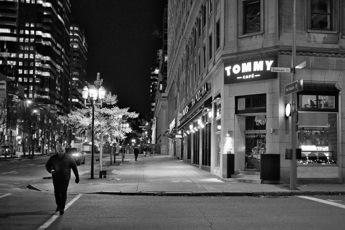 Simon_B_Photo's tweet photo. Montreal at night , Fall , temp 3'C , November 2024
#Montreal
#Canada
#streetphotography
#photography
#blackandwhite
#blackandwhitephotography
#street https://t.co/omqtAtWtWV