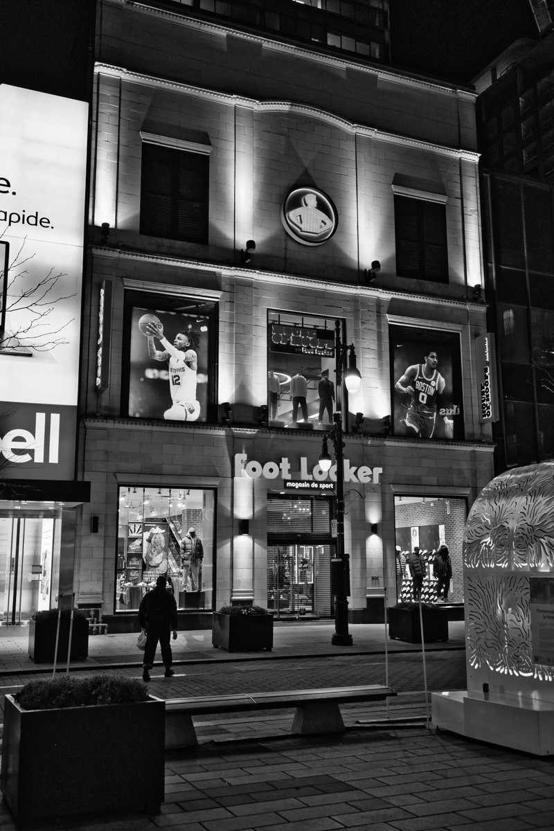 Simon_B_Photo's tweet photo. Montreal at night , Fall , temp 3'C , November 2024
#Montreal
#Canada
#streetphotography
#photography
#blackandwhite
#blackandwhitephotography
#street https://t.co/omqtAtWtWV