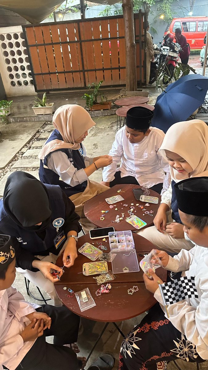nlfikaa's tweet photo. Kemarin ngabuburit membuat keychain & bermain bersama adik binaan✨
Disebelah ku ada Dik Maksum yg keren bgt, dpt juara 1 sbg keychain favorit para mentor~🤩
Terima kasih kakak2 mentor sudah membuat acara yg super duper seru~
#Voluntrip #RelawanVoluntrip #RelawanBaik https://t.co/kD6VcPbTZ7