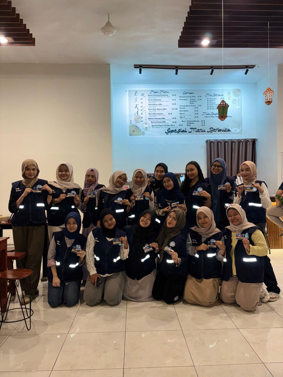 nlfikaa's tweet photo. Kemarin ngabuburit membuat keychain & bermain bersama adik binaan✨
Disebelah ku ada Dik Maksum yg keren bgt, dpt juara 1 sbg keychain favorit para mentor~🤩
Terima kasih kakak2 mentor sudah membuat acara yg super duper seru~
#Voluntrip #RelawanVoluntrip #RelawanBaik https://t.co/kD6VcPbTZ7