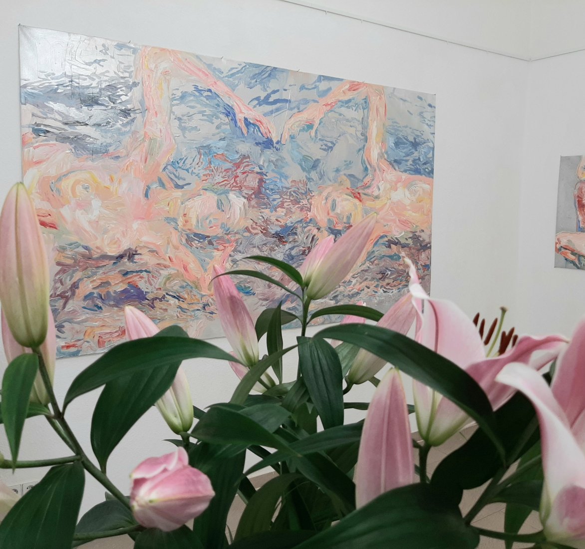 Sometimes an artwork is an unforgettable experience. In the spring of 2020, a couple visiting my exhibition at Galerie Pleiku in Berlin @galeriepleiku fell in love with my painting " The Lightness of Being". And now it's on its way.