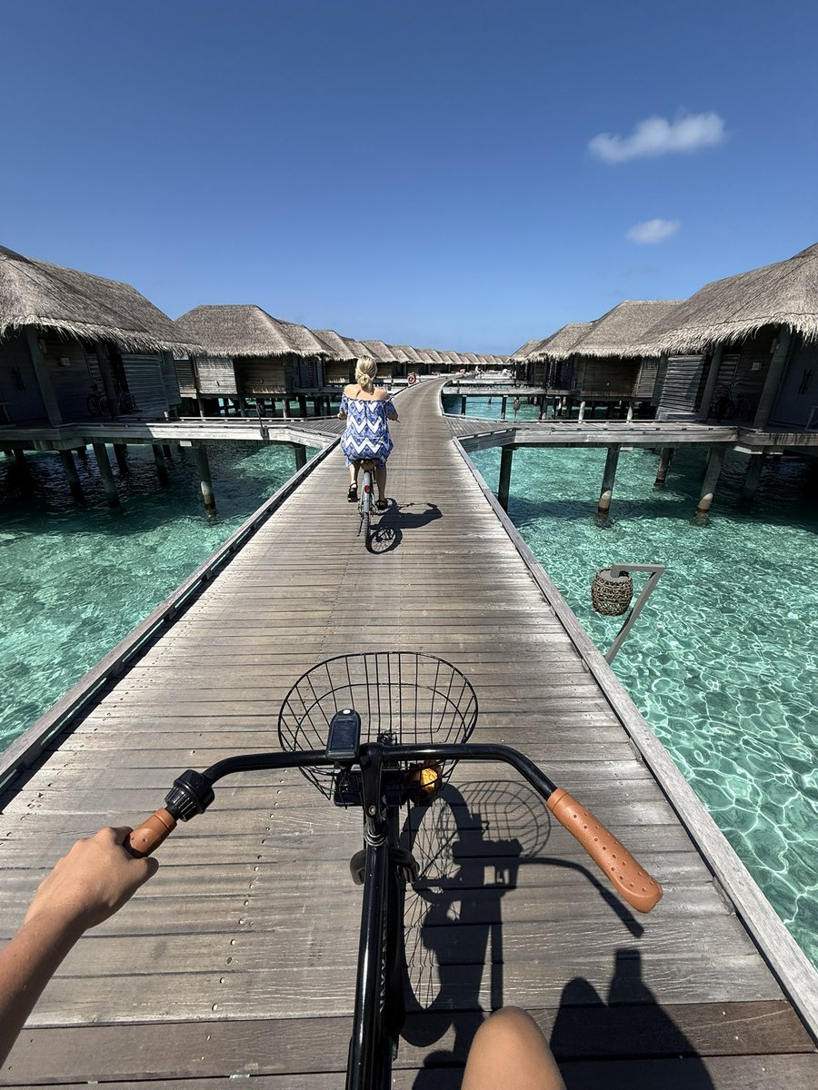 Breaky commute 🚲 😍 #maldives 🇲🇻