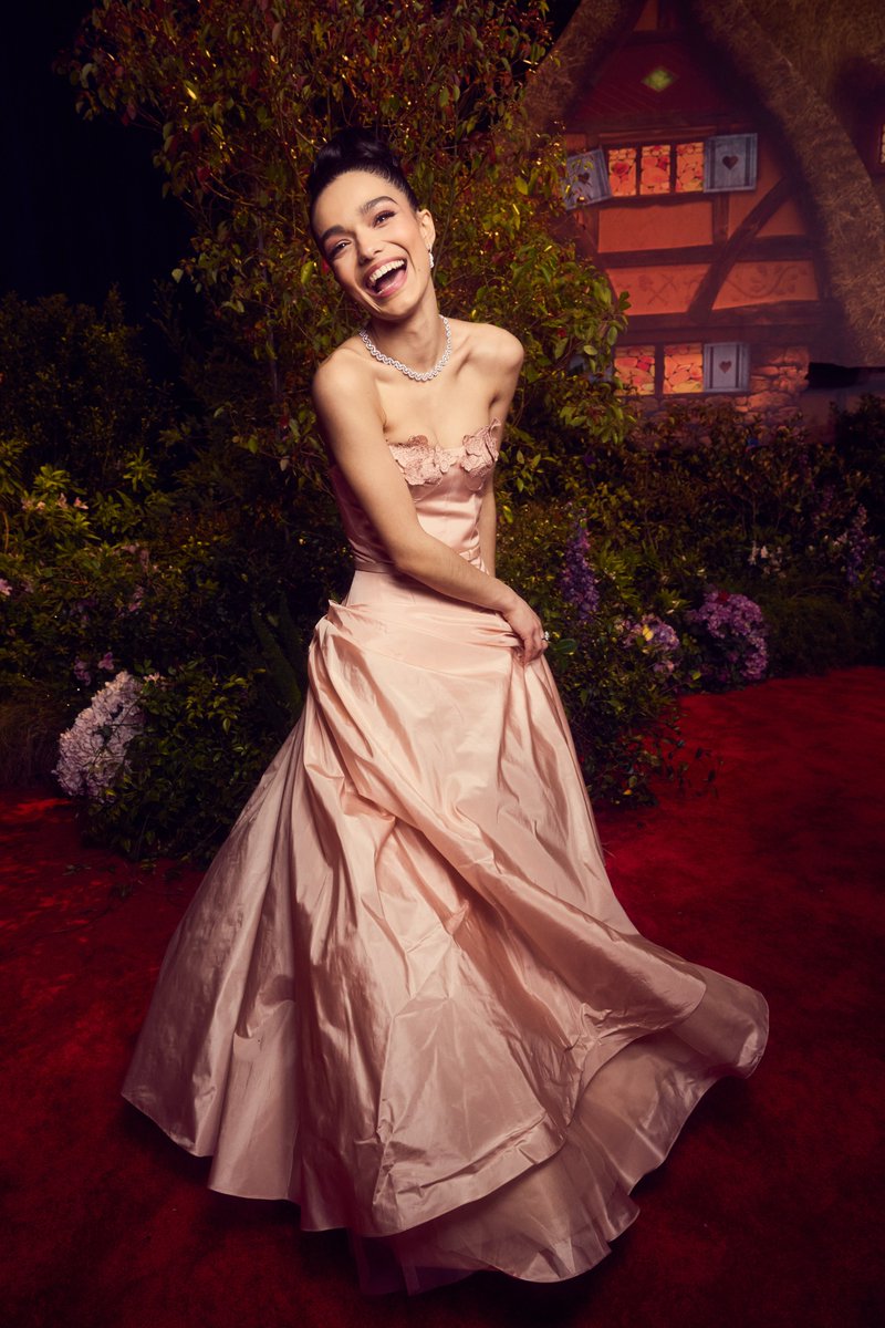 cinebuz's tweet photo. Rachel Zegler shines at the world premiere of Disney's "Snow White"! ✨ #SnowWhite #RACHELZEGLER https://t.co/IZtx34mvVd