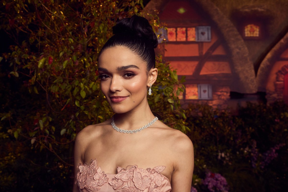 cinebuz's tweet photo. Rachel Zegler shines at the world premiere of Disney's "Snow White"! ✨ #SnowWhite #RACHELZEGLER https://t.co/IZtx34mvVd