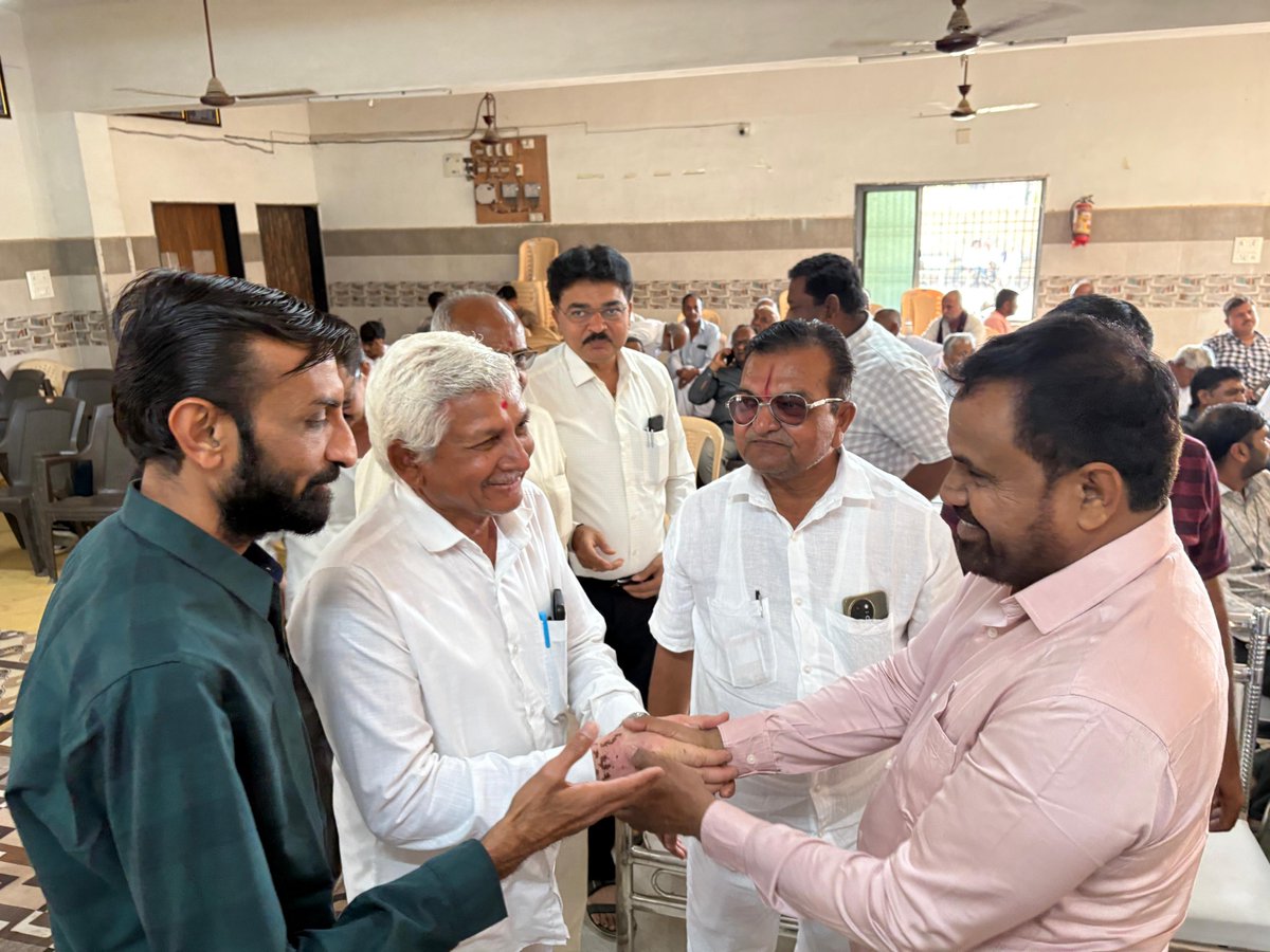ChanduMakwanaCM's tweet photo. ભેસાણ તાલુકા પંચાયતના ઉપપ્રમુખ જયદીપભાઇ શીલુ @ShiluJaydip  ના નાના ભાઈના જનોઇ પ્રસંગે આગેવાનો સાથે હાજરી આપી https://t.co/2ItNtwoqen